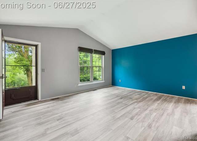 Property at 7727 Lake Ridge Dr, Waterford, MI 48327 4166, 2 beds, 1.5 baths