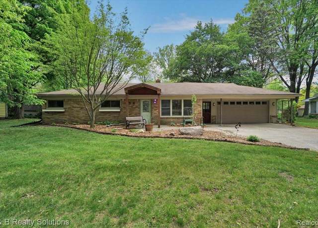 Property at 456 E Hurst Dr, Troy, MI 48085 1560, 4 beds, 2.5 baths