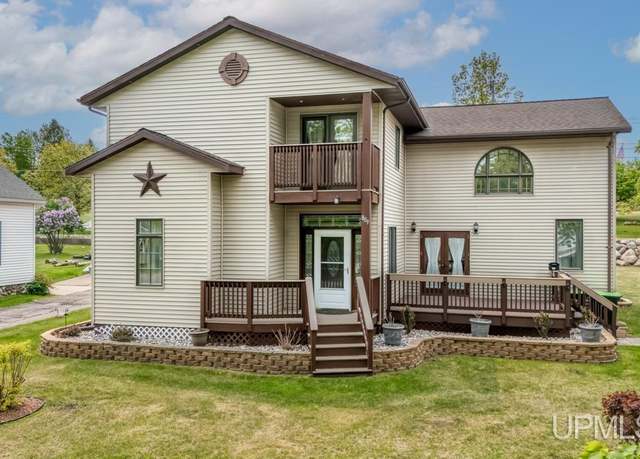 Property at 809 E D St, Iron Mountain, MI 49801, 4 beds, 2 baths