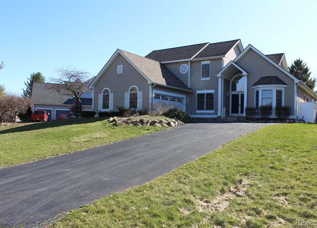 Property at 16073 SILVERWOOD Dr, Fenton, MI 48430 9113, 3 beds, 2.5 baths