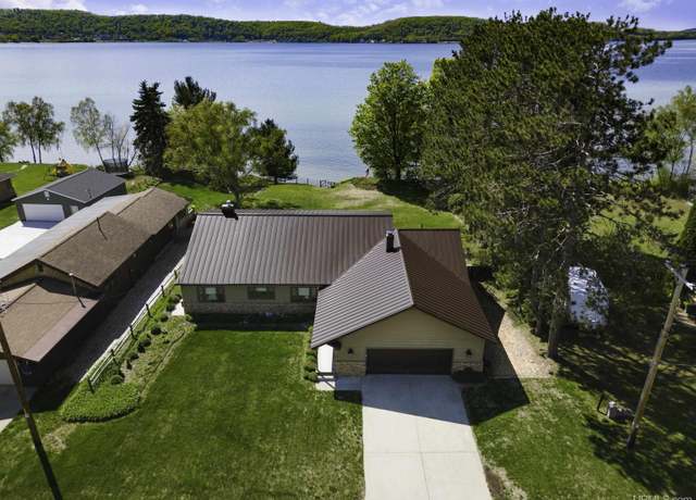 Property at 1426 Washington St, Munising, MI 49862, 5 beds, 3.5 baths