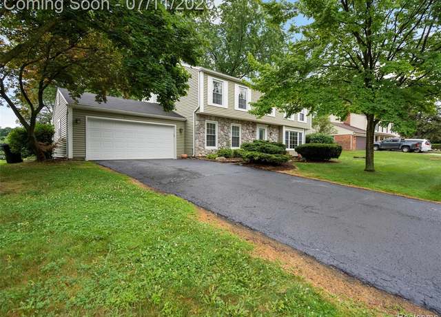 Property at 1959 W Spinningwheel Ln, Bloomfield Hills, MI 48304 1067, 4 beds, 2.5 baths