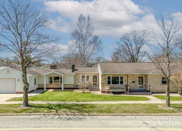 Property at 606 S 13th St, Gladstone, MI 49837, 3 beds, 2 baths