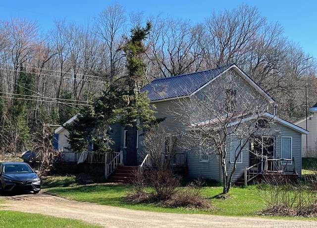 Property at E5372 M94 Hwy, Munising, MI 49862, 3 beds, 2.5 baths