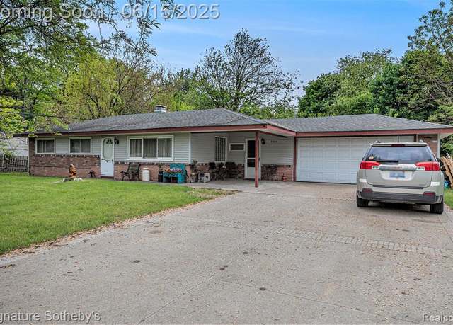Property at 3208 Homestead Dr, Waterford, MI 48329 2704, 4 beds, 1.5 baths