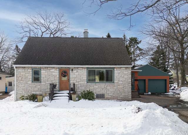 Property at 400 E College Ave, Marquette, MI 49855, 3 beds, 1.5 baths