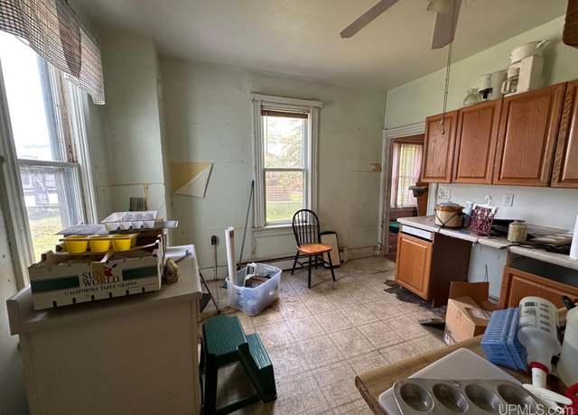 Property at 927 Oak St, Negaunee, MI 49866-0000, 4 beds, 1.5 baths