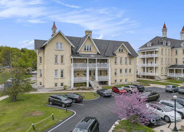 Property at 810 Cottageview Dr #302, Traverse City, MI 49684, 1 bed, 2 baths