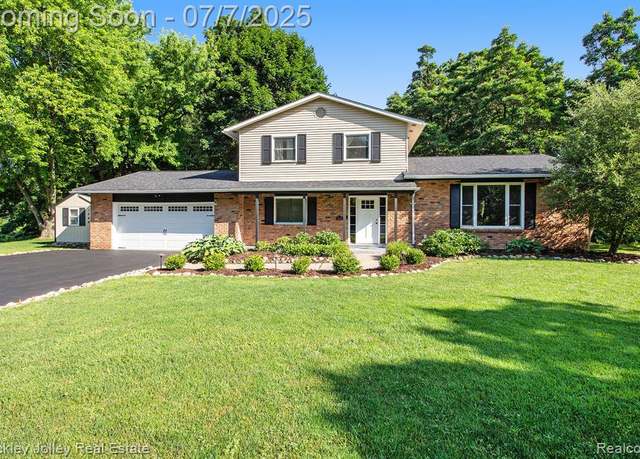Property at 1049 Hillcrest Ave, Brighton, MI 48116 1609, 4 beds, 2.5 baths