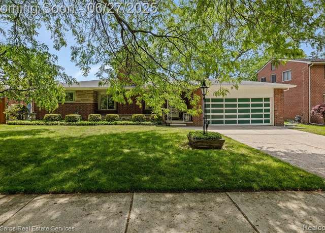 Property at 693 Anita Ave, Grosse Pointe Woods, MI 48236 1414, 3 beds, 2.5 baths