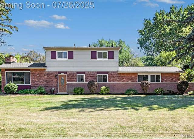Property at 1310 Winchcombe Dr, Bloomfield Hills, MI 48304 1269, 3 beds, 1.5 baths