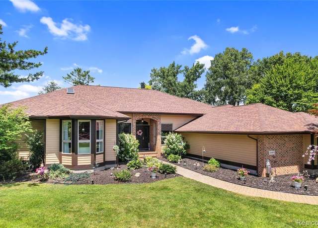 Property at 2985 Dana Pointe Dr, Pinckney, MI 48169 8511, 4 beds, 3.5 baths