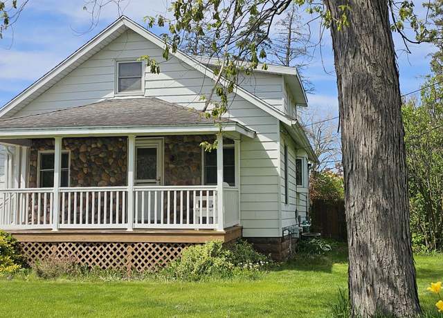 Property at 115 E Murphy St, Bay City, MI 48706, 3 beds, 1 bath