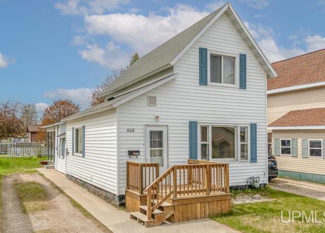 Property at 408 S 11th St, Gladstone, MI 49829, 3 beds, 1 bath