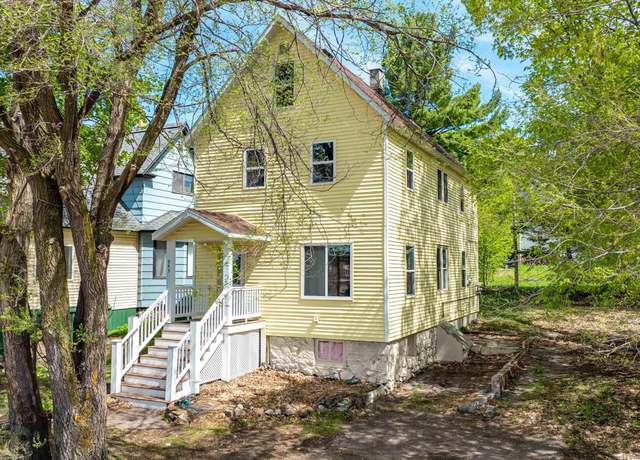 Property at 943 S Lincoln Dr, Hancock, MI 49930, 5 beds, 1.5 baths