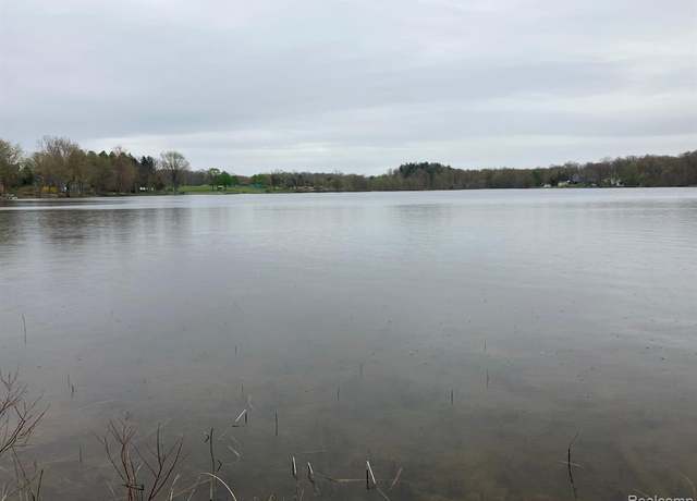 Property at 2226 Shoreline Dr, Lapeer, MI 48446