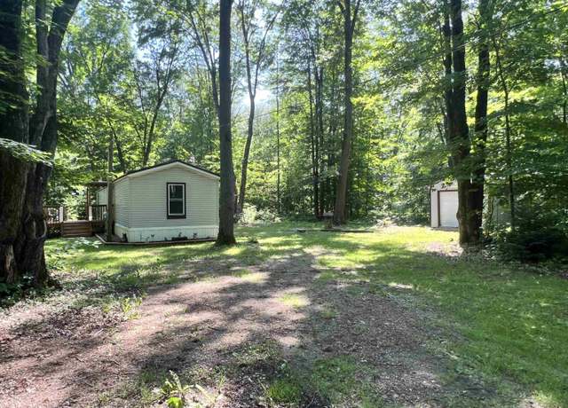 Property at 6220 Maple Trl, Harrison, MI 48625, 3 beds, 2 baths