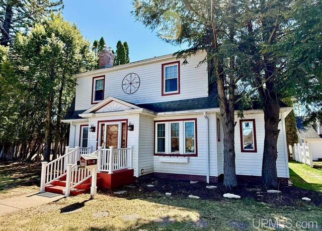Property at 215 W E St, Iron Mountain, MI 49801, 4 beds, 3.5 baths