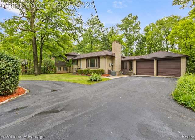 Property at 29866 Woodland Dr, Southfield, MI 48034 1339, 5 beds, 2.5 baths