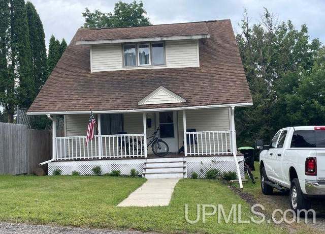 Property at 623 E E St, Iron Mountain, MI 49801, 3 beds, 2 baths