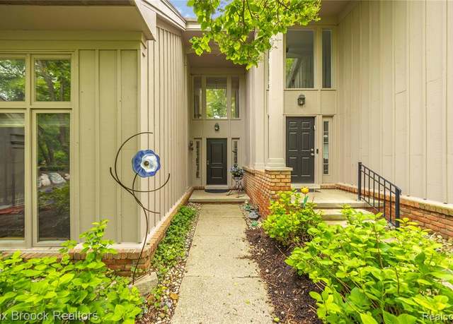 Property at 4933 Woodcliff Hill Rd, West Bloomfield, MI 48323 2380, 3 beds, 2.5 baths