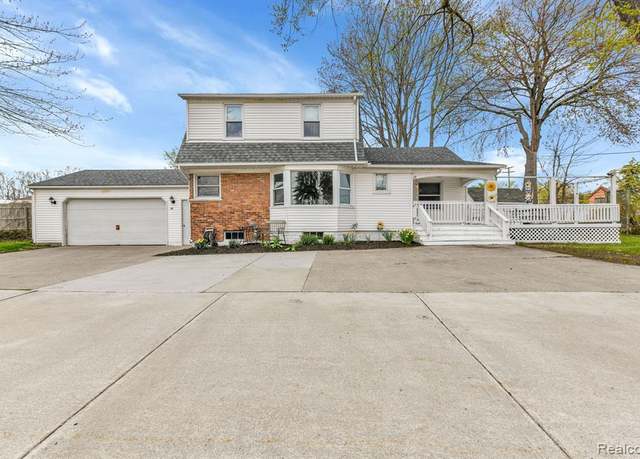 Property at 28 GRATIOT Blvd, Marysville, MI 48040 1123, 3 beds, 2 baths