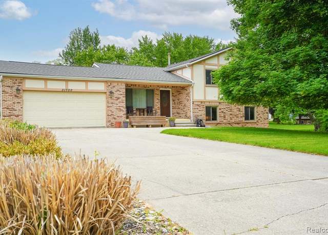 Property at 31700 W 10 Mile Rd, Farmington Hills, MI 48336 2505, 3 beds, 1.5 baths