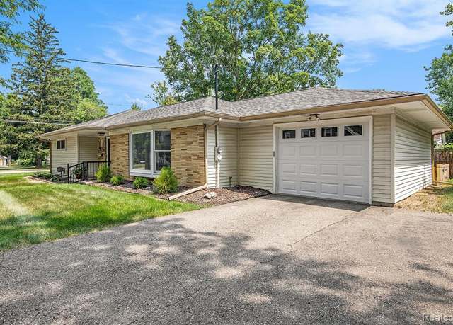 Property at 702 E Maple St, Holly, MI 48442 1726, 3 beds, 1 bath