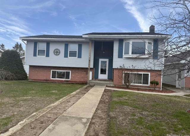 Property at 2111 S 18 Ave, Escanaba, MI 49829, 4 beds, 2 baths