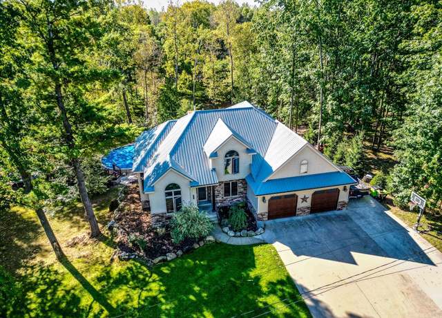 Property at 1421 Woodlawn Ave, Clare, MI 48617, 5 beds, 2.5 baths