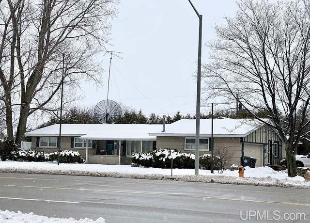 Property at 615 S Lincoln Rd, Escanaba, MI 49829, 3 beds, 2.5 baths