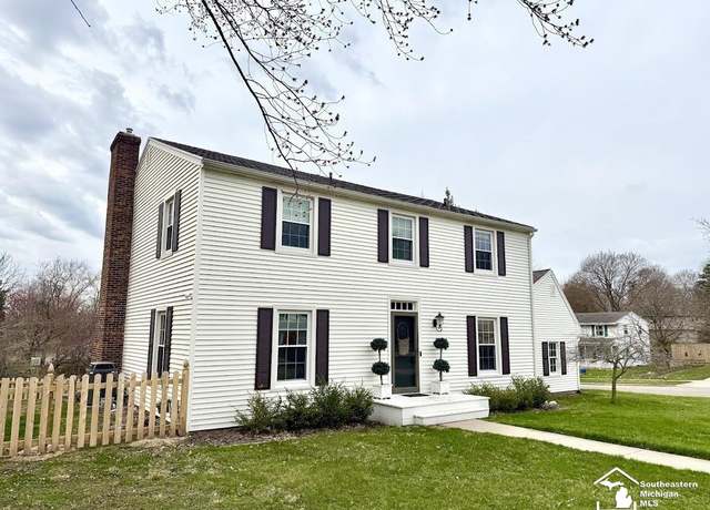 Property at 2915 Crestwood Dr, East Lansing, MI 48823-2371, 4 beds, 2.5 baths