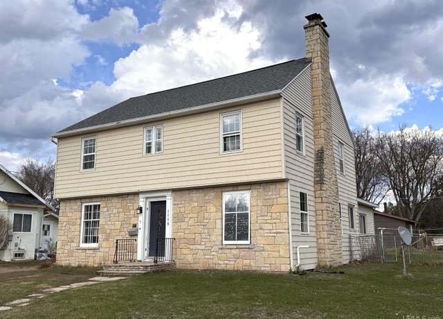 Property at 1115 S Kimberly Ave, Iron Mountain, MI 49801, 5 beds, 2 baths