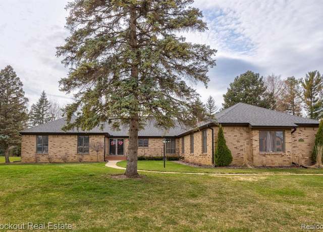 Property at 9350 OAKMONT Dr, Grand Blanc, MI 48439 9513, 3 beds, 2.5 baths