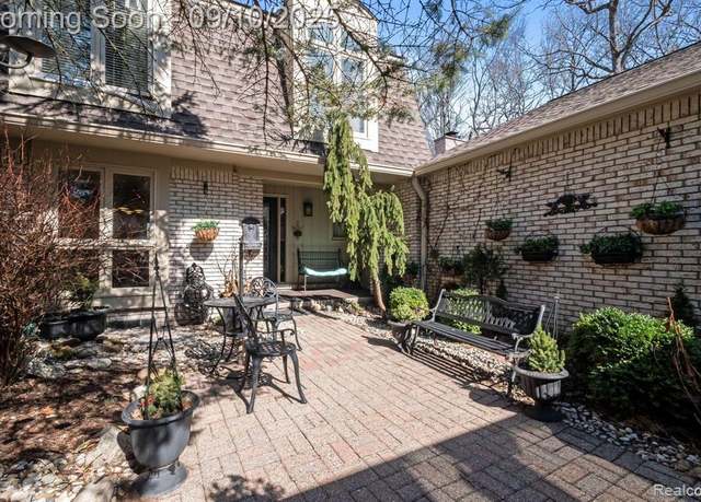 Property at 1339 KNOLLCREST Cir, Bloomfield Hills, MI 48304 1241, 3 beds, 2.5 baths