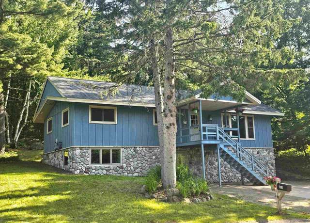 Property at 605 Sibley Ave, Houghton, MI 49931, 4 beds, 3 baths