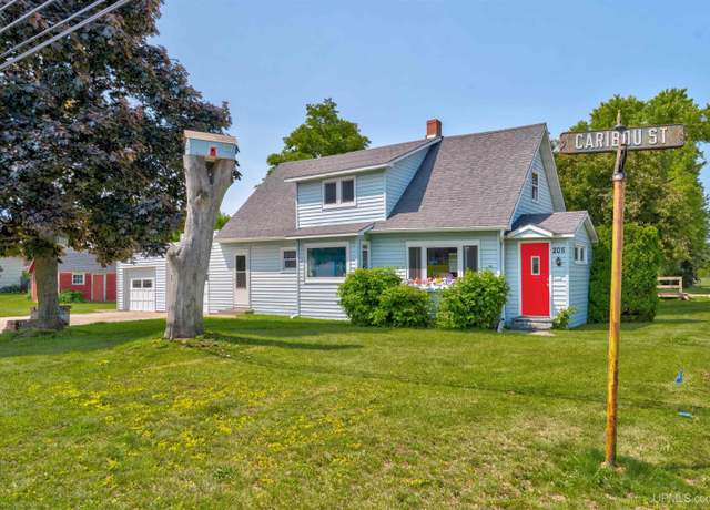 Property at 205 N 2nd St, Manistique, MI 49854, 4 beds, 1 bath