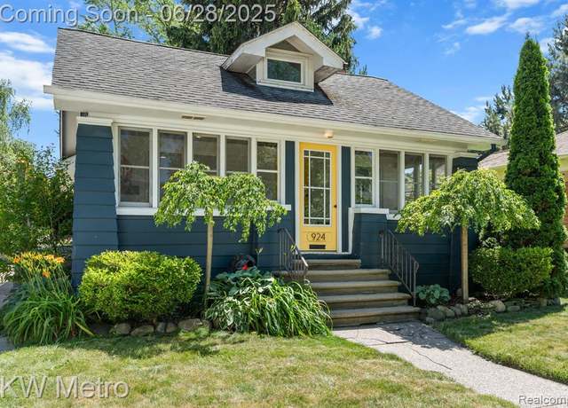 Property at 924 E 2nd St, Royal Oak, MI 48067 2857, 2 beds, 2 baths