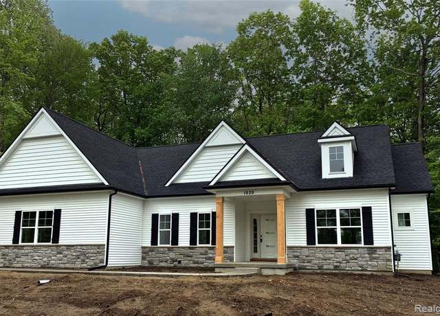 Property at 1020 Woods Edge Dr, Hartland, MI 48353, 3 beds, 2 baths