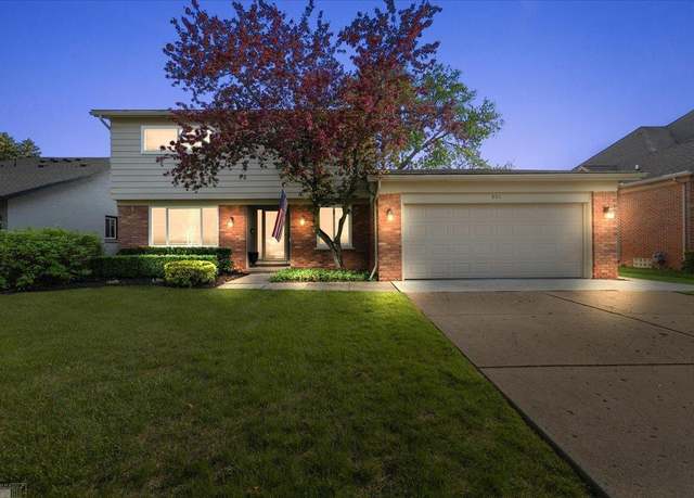 Property at 901 Hollywood Ave, Grosse Pointe Woods, MI 48236-1369, 4 beds, 2.5 baths