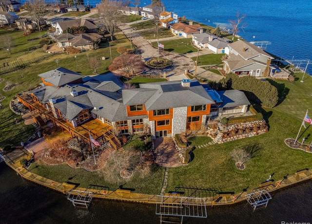 Property at 4190 AQUARINA St, Waterford, MI 48329 2118, 4 beds, 6.5 baths