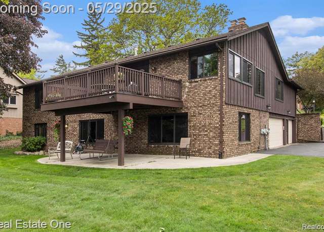 Property at 4976 LEDGEWOOD Dr, Commerce, MI 48382 1425, 4 beds, 3.5 baths