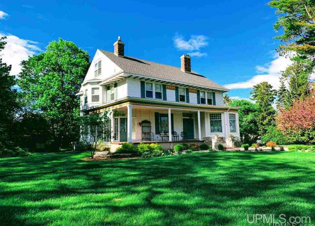 Property at 1204 Lake Shore Dr, Gladstone, MI 49837, 5 beds, 3 baths