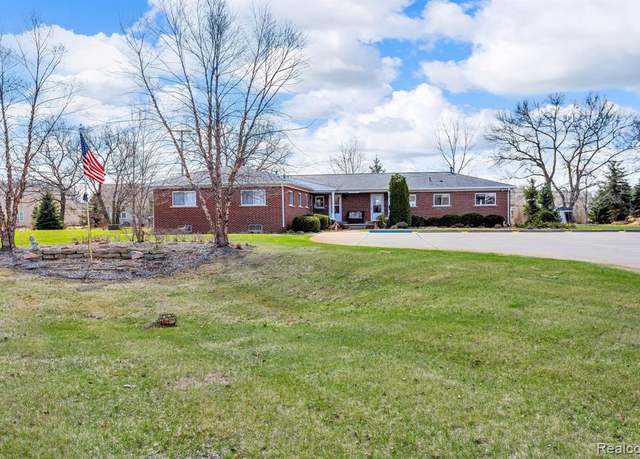 Property at 27036 Sandy Hill Ln, New Hudson, MI 48165 8702, 3 baths
