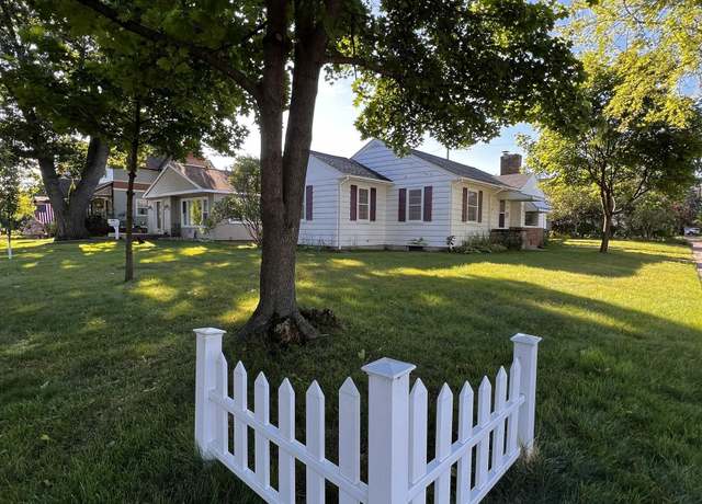 Property at 601 S 8th St, Escanaba, MI 49829, 3 beds, 1 bath