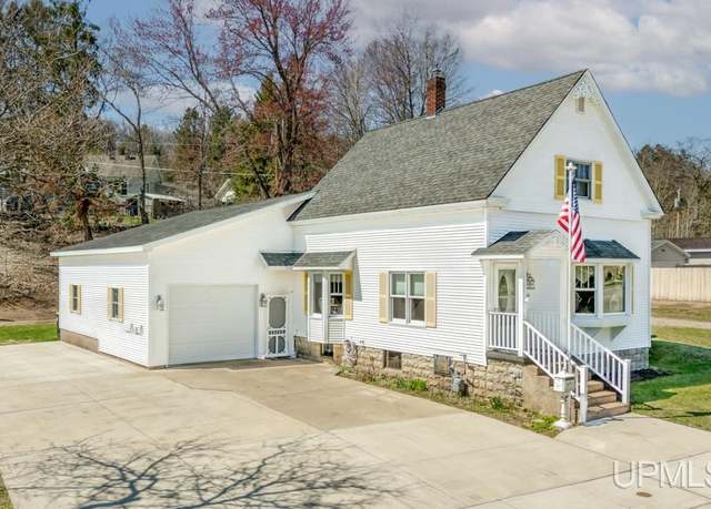 Property at 956 Main St, WI 54151, 3 beds, 1.5 baths