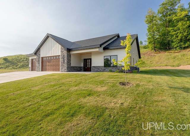 Property at 1026 Red Oak Ln, Houghton, MI 49931, 3 beds, 2.5 baths