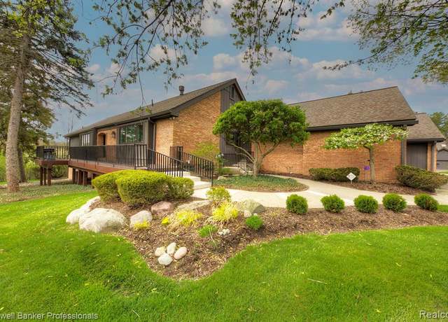 Property at 1921 Pine Ridge Ln, Bloomfield Hills, MI 48302, 3 beds, 3.5 baths