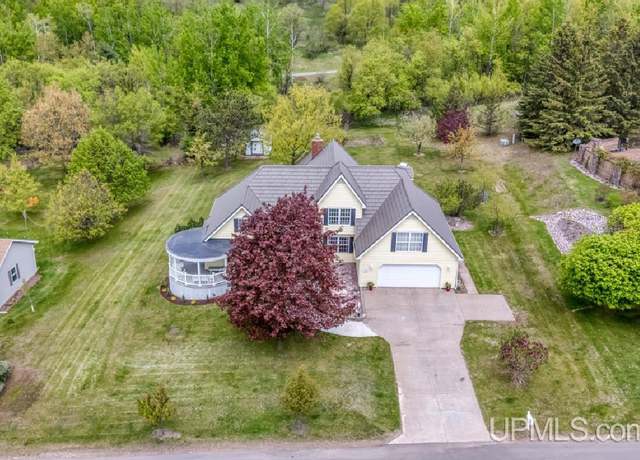 Property at 1128 E E St, Iron Mountain, MI 49801, 4 beds, 3.5 baths