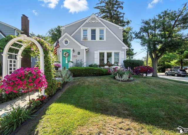 Property at 502 Borgess Ave, Monroe, MI 48162, 2 beds, 1.5 baths